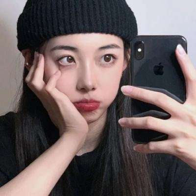 她在这里